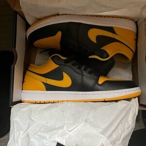 Jordan Men's Black and Yellow Sneakers